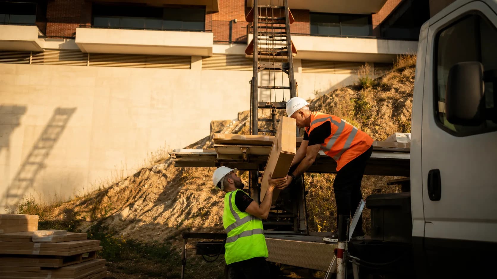 Equipa a descarregar material em obra