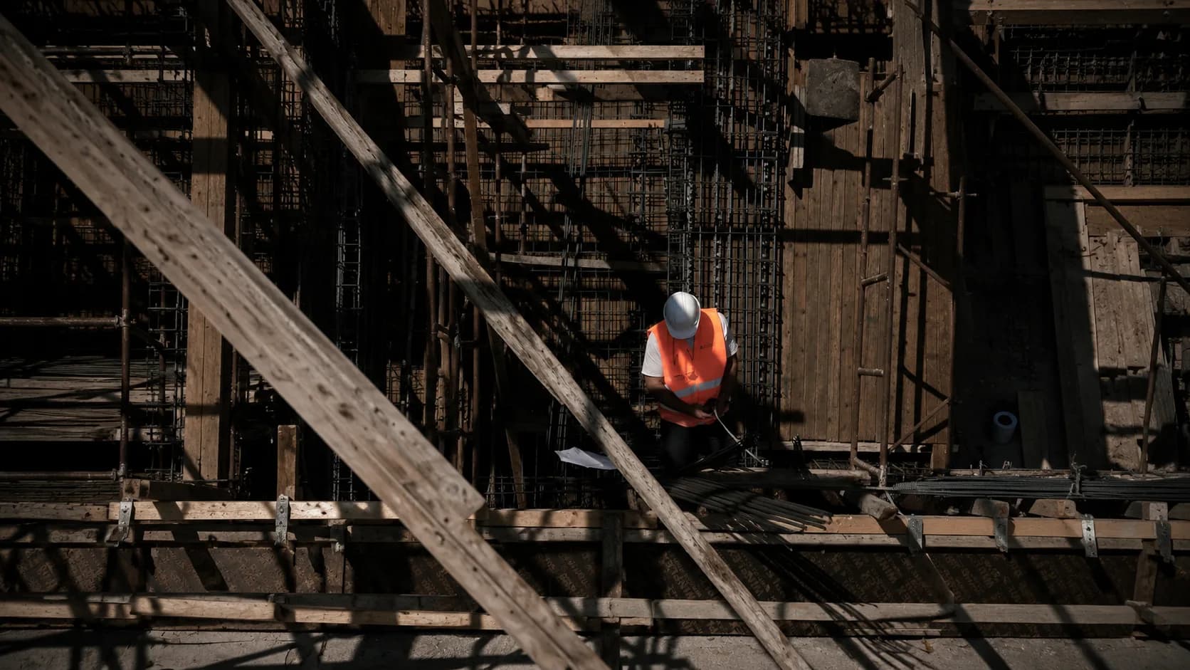 Operário entre cofragens e ferro, vista de cima